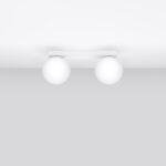 Lustre plafonnier blanc en verre pour une lumière douce et élégante fixé au plafond blanc équipé de deux sphères en forme de boule en verre opalin.