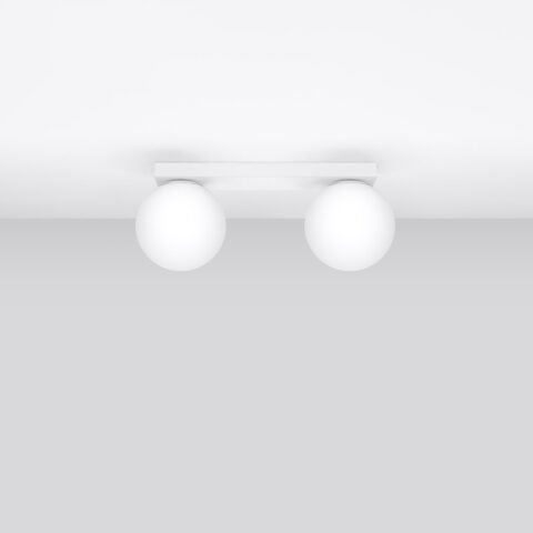 Lustre plafonnier blanc en verre pour une lumière douce et élégante fixé au plafond blanc équipé de deux sphères en forme de boule en verre opalin.