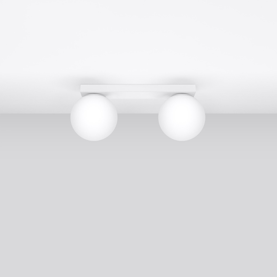Lustre plafonnier blanc en verre pour une lumière douce et élégante fixé au plafond blanc équipé de deux sphères en forme de boule en verre opalin.