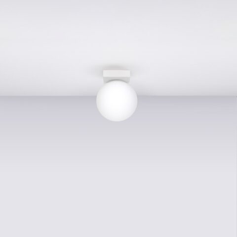 Lustre plafonnier blanc en forme de boule en verre au style minimaliste fixé au plafond blanc.