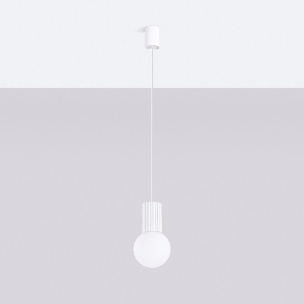 Suspension moderne en verre et aluminium rainuré à l'élégance intemporelle blanc, suspendu à un plafond blanc et un fond gris.