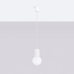 Suspension moderne en verre et aluminium rainuré à l'élégance intemporelle blanc, suspendu à un plafond blanc et un fond gris.