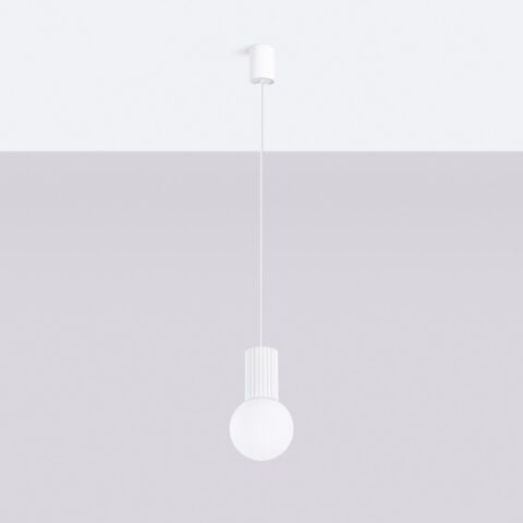 Suspension moderne en verre et aluminium rainuré à l'élégance intemporelle blanc, suspendu à un plafond blanc et un fond gris.