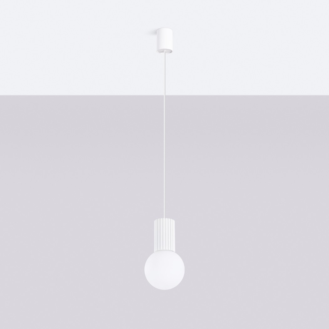 Suspension moderne en verre et aluminium rainuré à l'élégance intemporelle blanc, suspendu à un plafond blanc et un fond gris.