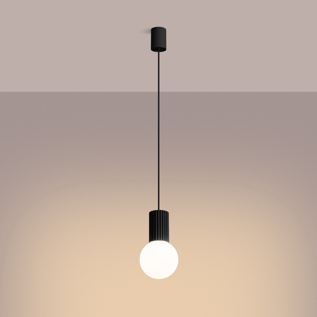 Suspension à tête cylindrique cannelée noire et globe en verre opale