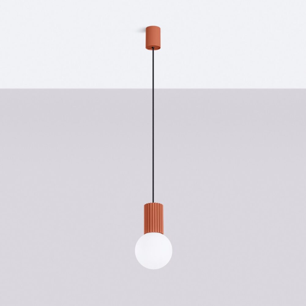 Suspension minimaliste design aux teintes vibrantes en aluminium et verre opalin, ici le modele terracotta suspendu à un plafond blanc et un fond gris.