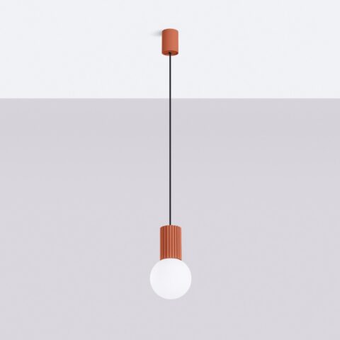 Suspension minimaliste design aux teintes vibrantes en aluminium et verre opalin, ici le modele terracotta suspendu à un plafond blanc et un fond gris.