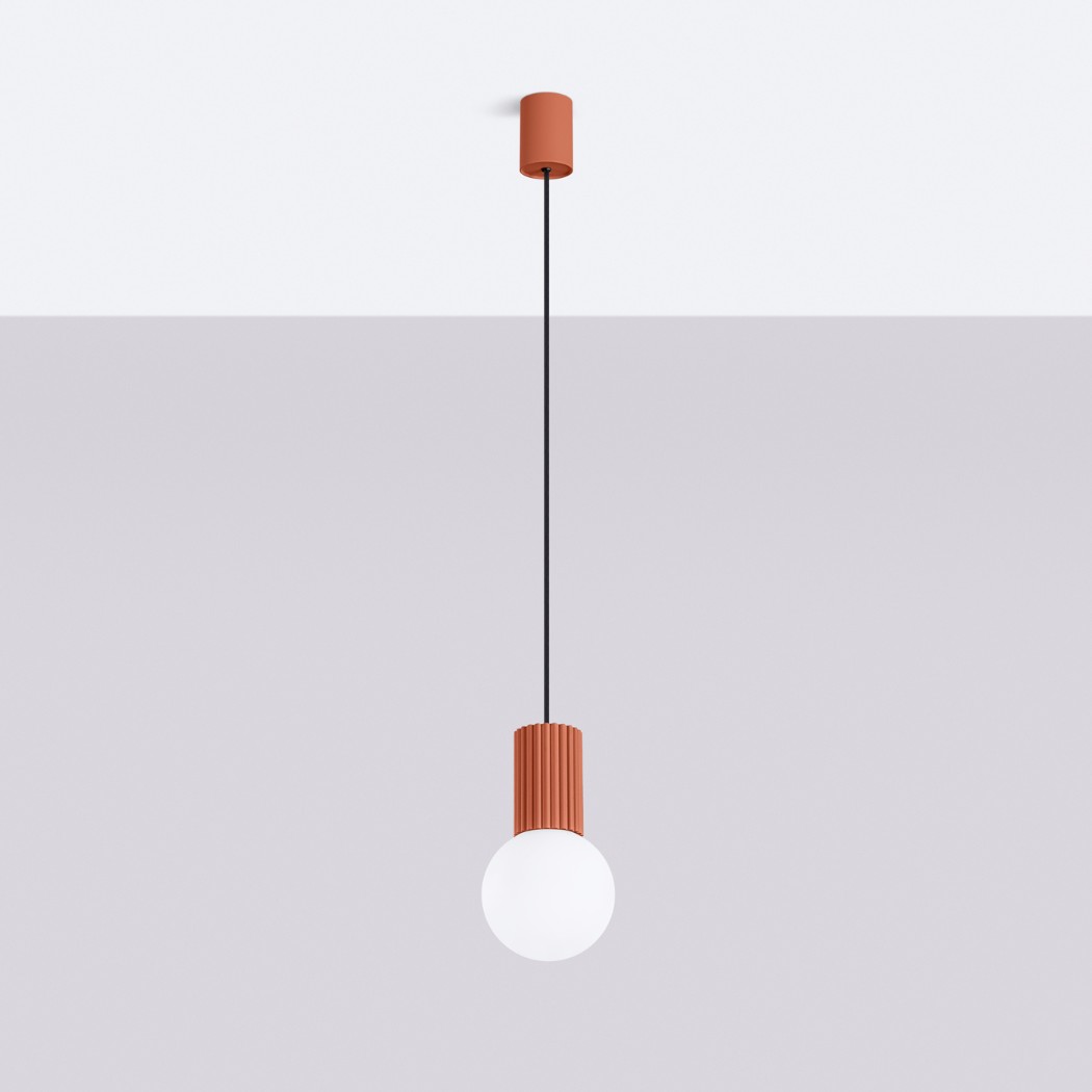 Suspension minimaliste design aux teintes vibrantes en aluminium et verre opalin, ici le modele terracotta suspendu à un plafond blanc et un fond gris.