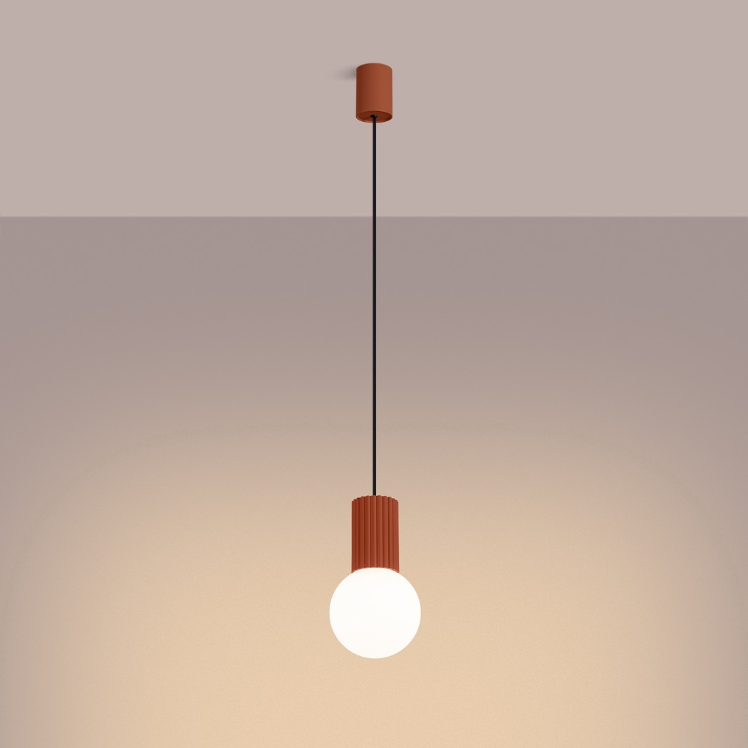 Suspension minimaliste design aux teintes vibrantes