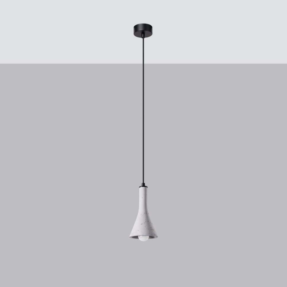 Suspension moderne en béton design moderne de forme conique grise sur fond gris.