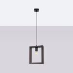 Suspension scandinave bois Wengé foncé de forme rectangulaire laissant l'ampoule LED visible, sur un fond gris.