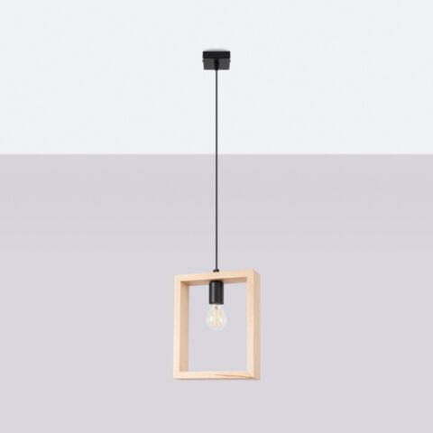 Suspension scandinave en bois naturel beige et métal noir de forme rectangulaire laissant l'ampoule LED visible, sur un fond gris.