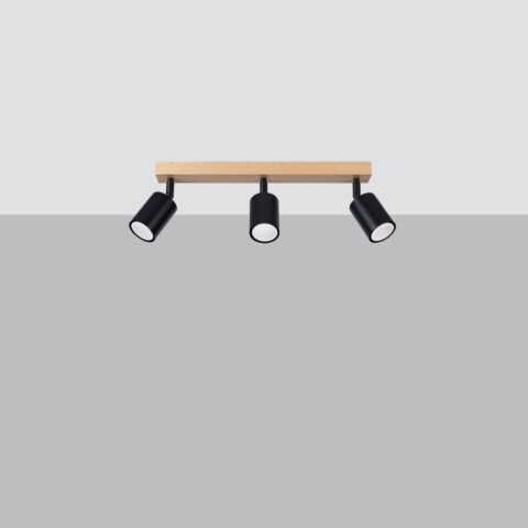 Lustre plafonnier en bois clair et métal noir doté de 3 spots orientables alignés et fixé sur une base rectangulaire en bois sur fond gris et plafond gris-blanc.