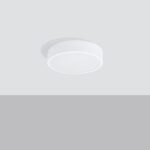 Lustre plafonnier Led design blanc de forme ronde fixé sur un plafond gris-blanc.