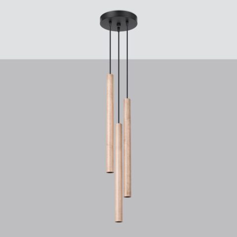 Suspension cylindrique en bois naturel de couleur beige, composé de 3 lampes en forme de tube fixé sur une rosace métallique noir également fixé sur un plafond gris-blanc