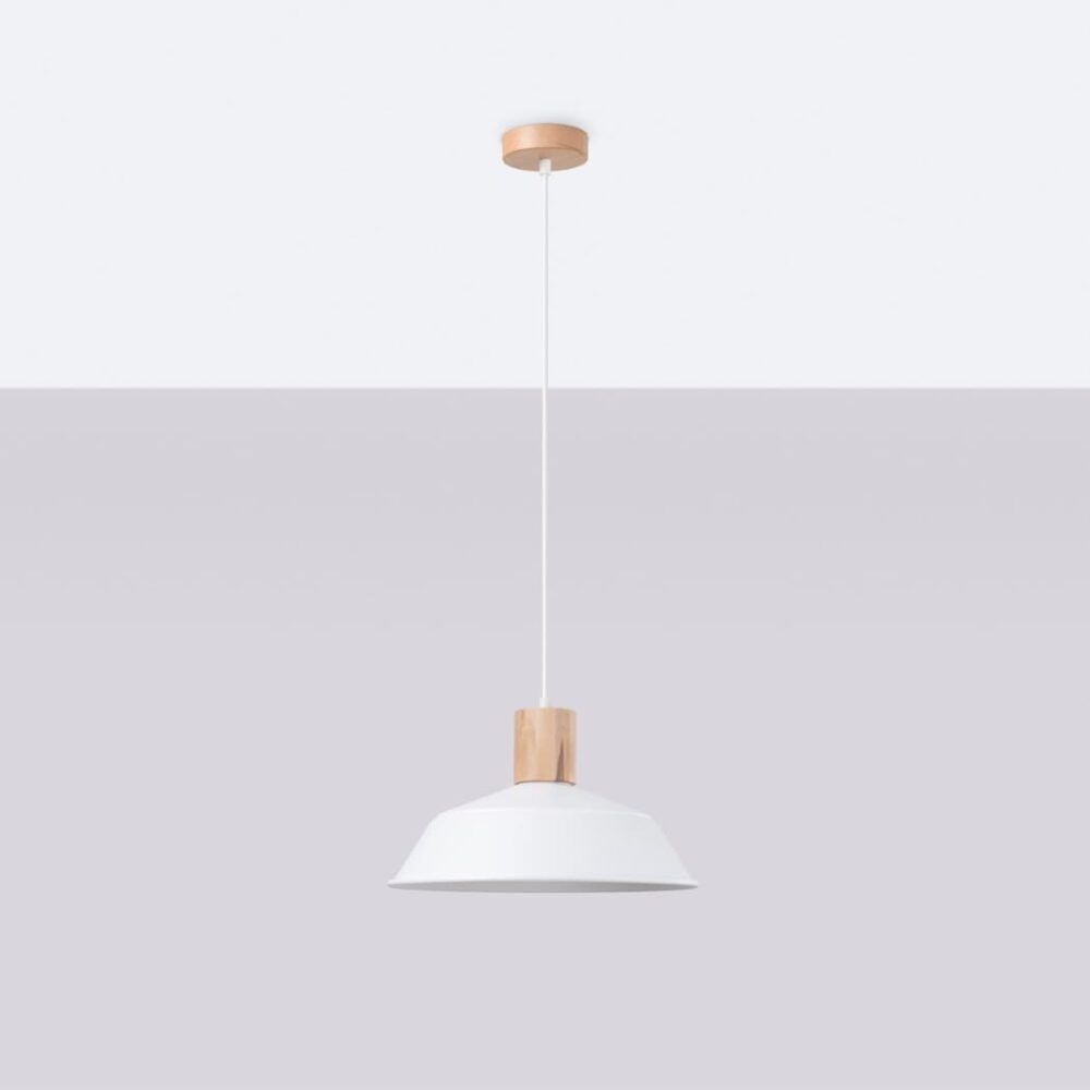 Suspension scandinave en forme de chapeau en bois et métal blanc sur plafond blanc et fond gris.