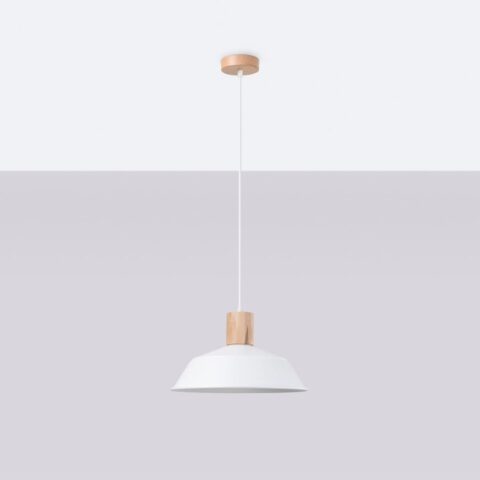Suspension scandinave en forme de chapeau en bois et métal blanc sur plafond blanc et fond gris.