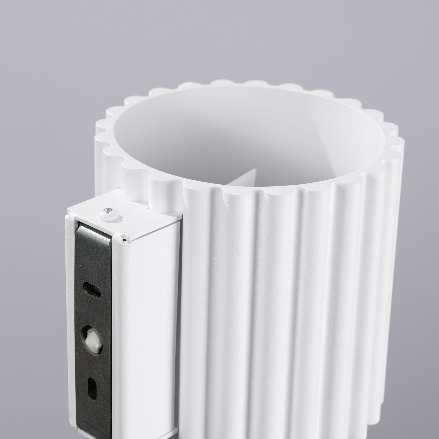 Vue intérieure de l'applique blanche cannelée montrant le support de fixation murale