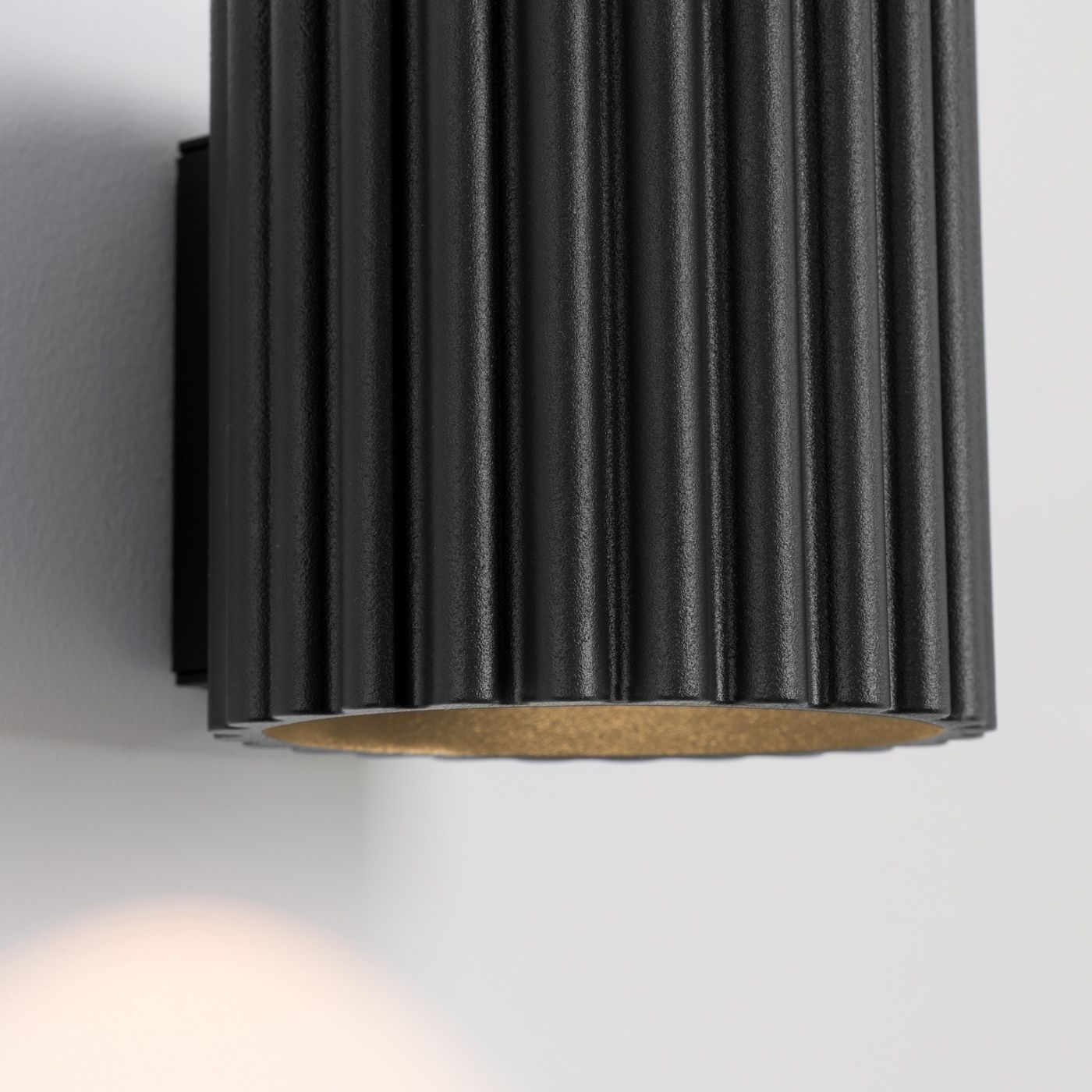 Gros plan de l'applique murale noire à texture cannelée verticale