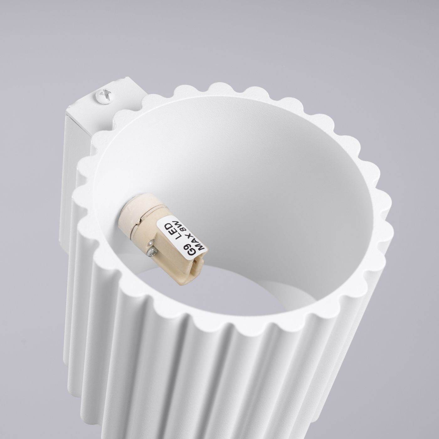 Vue intérieure de l'applique blanche cannelée montrant l'ampoule LED installée