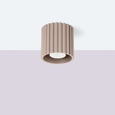 Lustre plafonnier rond avec une texture nervurée façon cannelé dans un coloris gris sur fond gris