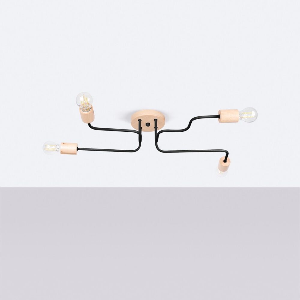 Lustre plafonnier araignée à la structure design en métal noir et bois clair composé de 4 ampoules LED E27 sur plafond blanc et arrière-fond gris.