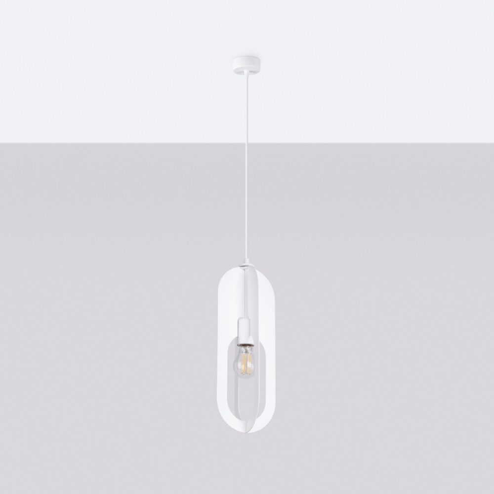Suspension design en métal blanc de forme sculpturale suspendu à un plafond blanc et sur fond gris.