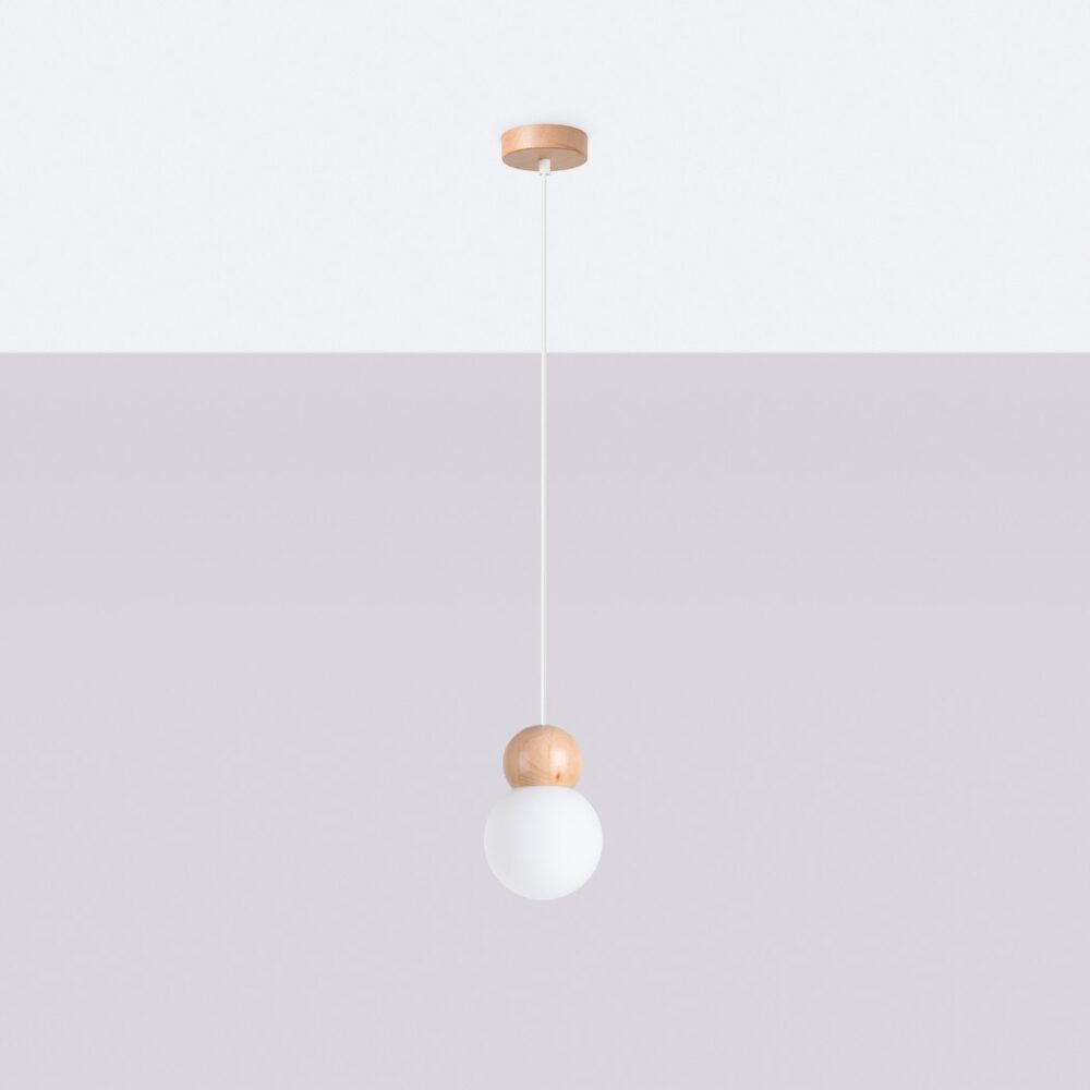 Suspension globe en bois et verre opalin style Japandi suspendu à un plafond blanc sur fond gris.