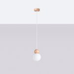 Suspension globe en bois et verre opalin style Japandi suspendu à un plafond blanc sur fond gris.