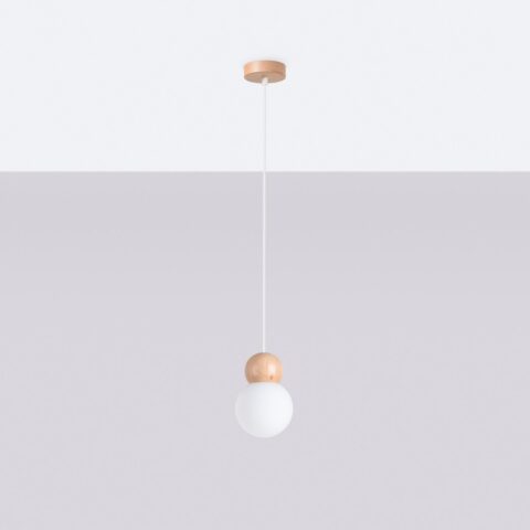 Suspension globe en bois et verre opalin style Japandi suspendu à un plafond blanc sur fond gris.