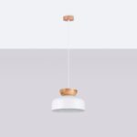 Suspension scandinave métal bois de forme arrondie blanche suspendu sur fond blanc.
