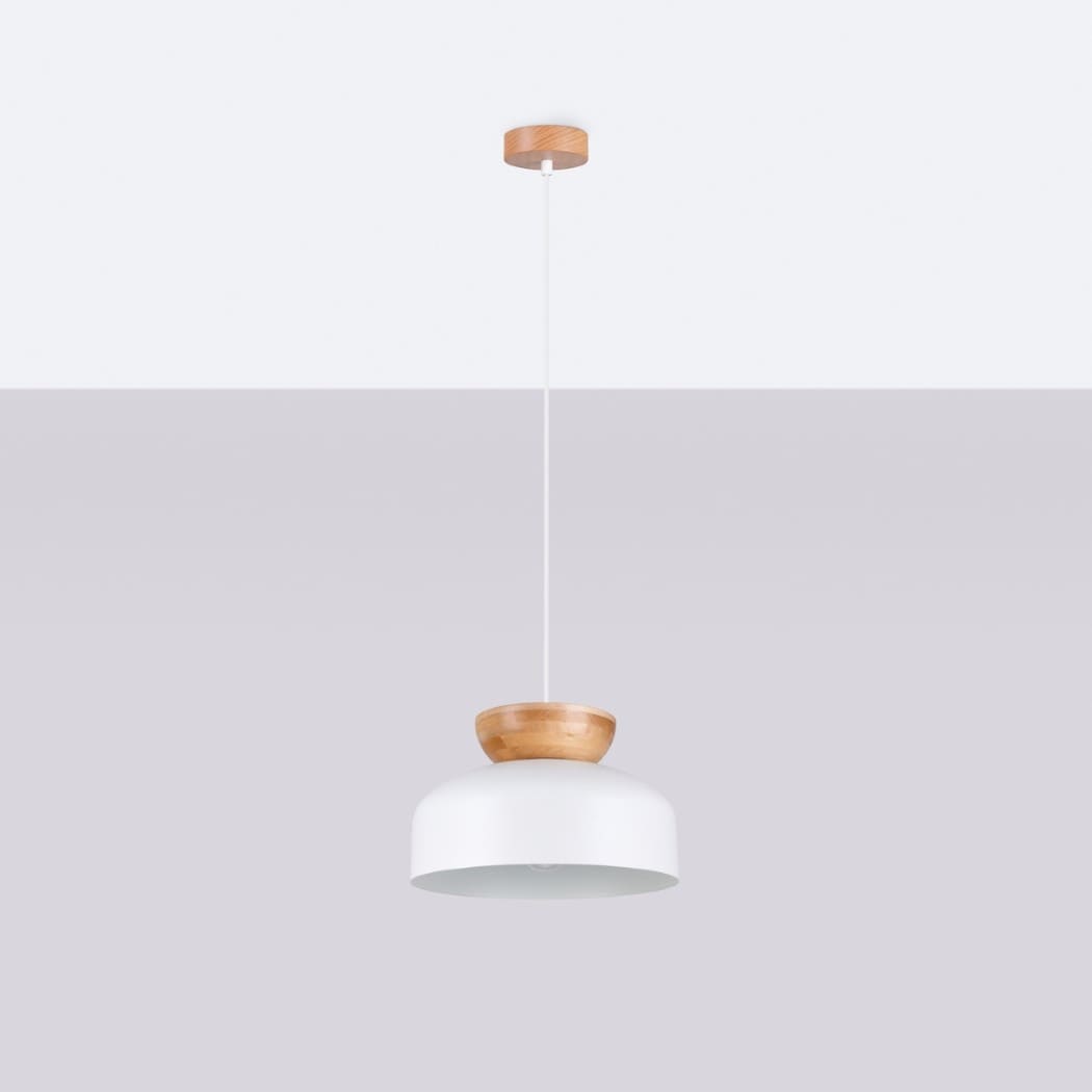 Suspension scandinave métal bois de forme arrondie blanche suspendu sur fond blanc.