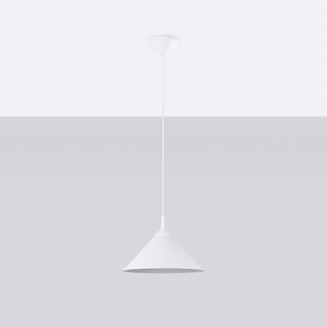 Suspension minimaliste de forme conique design en métal blanc suspendu sur fond gris.