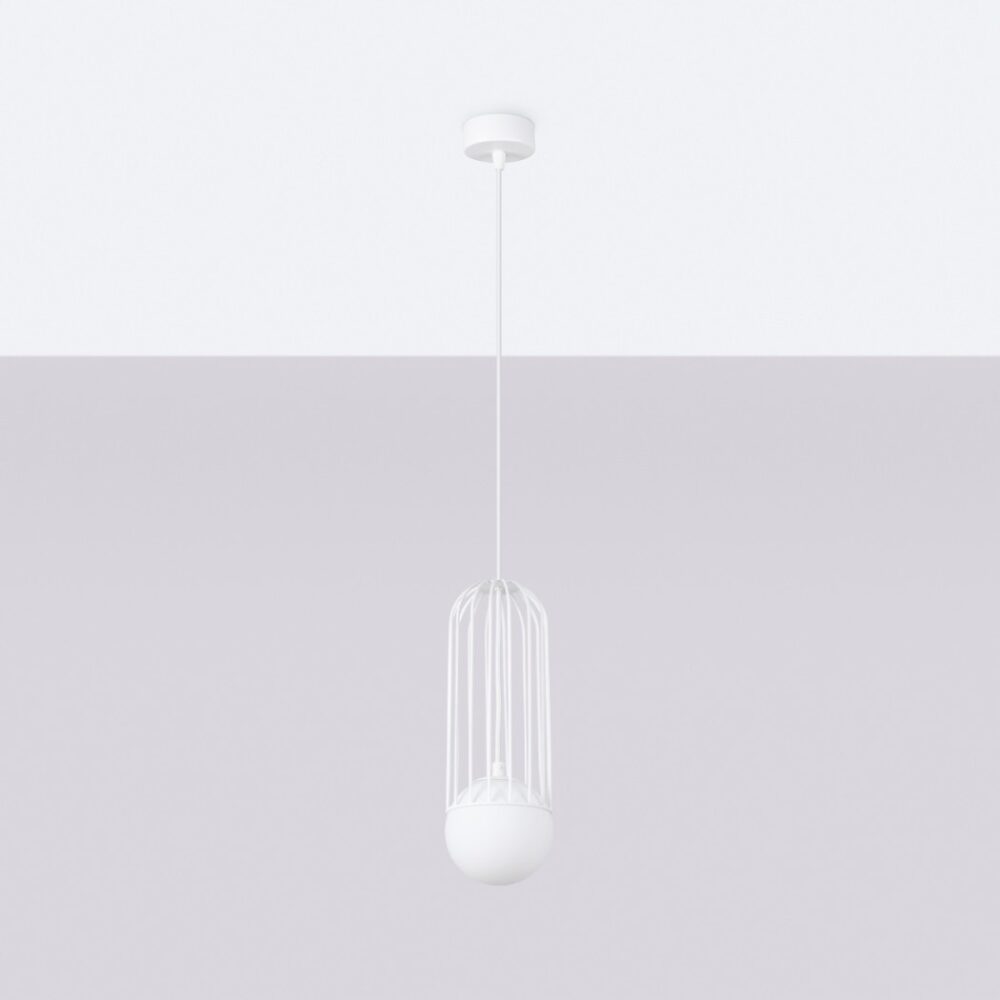Suspension minimaliste métal en forme de cage et globe opalin en verre sur fond gris.