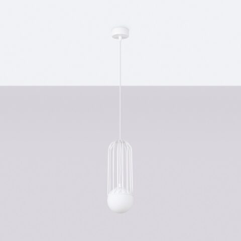 Suspension minimaliste métal en forme de cage et globe opalin en verre sur fond gris.