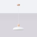 Suspension scandinave ronde bois naturel en métal blanc sur un plafond blanc et arrière-plan gris.