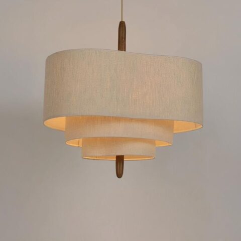 Luminaire lustre suspendu allumé, en tissu beige dans le style japonais. Sur fond gris