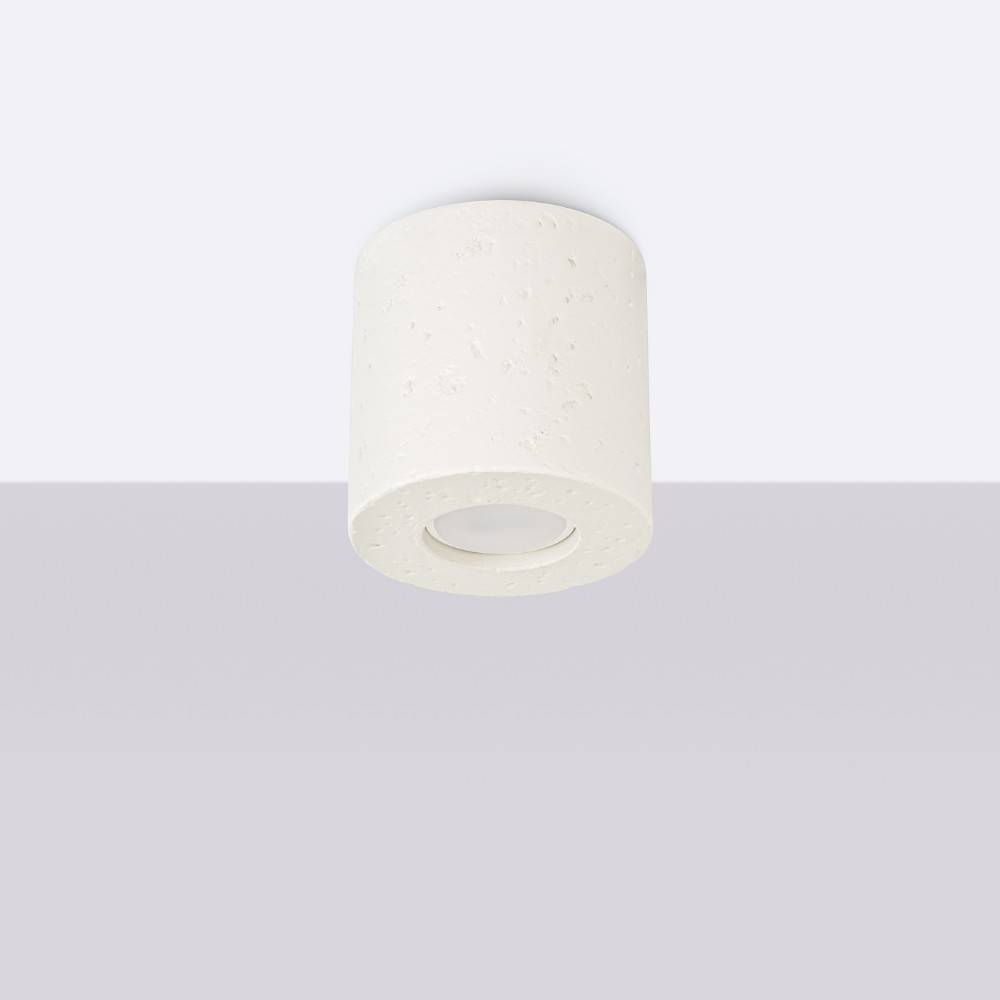 Lustre plafonnier cylindrique en béton beige clair avec texture brute naturelle et diffuseur lumineux intégré sur fond neutre minimaliste.