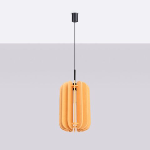 Suspension textile jaune safran avec lamelles arrondies en feutre, câble noir ajustable et ampoule apparente sur fond clair