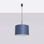 Suspension cylindrique bleue au design contemporain avec abat-jour PVC bleu marine, câble noir réglable 137cm sur fond gris.