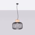Suspension filaire design en métal noir et bois naturel, forme cylindrique ajourée, fond gris clair.