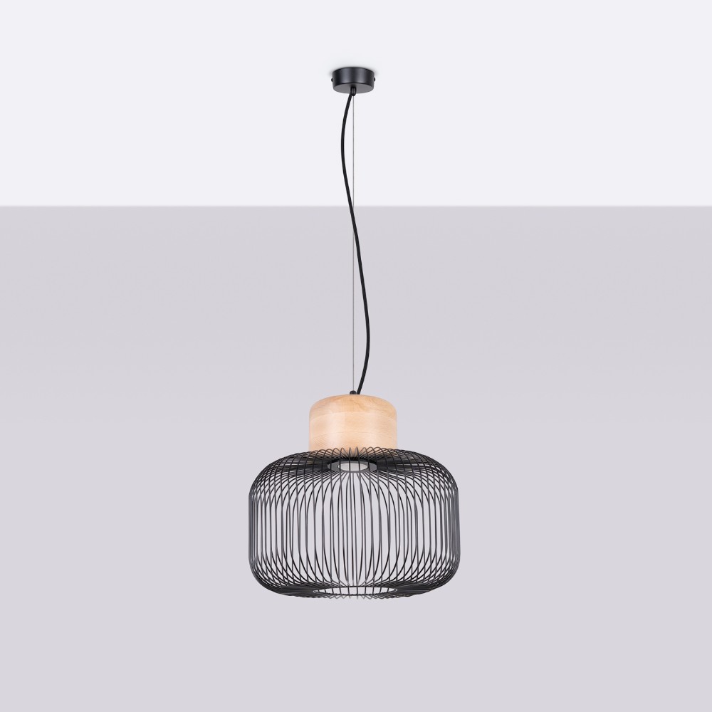 Suspension filaire design en métal noir et bois naturel, forme cylindrique ajourée, fond gris clair.