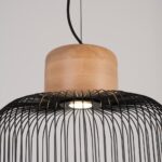 Suspension filaire design en métal noir et bois naturel - détail
