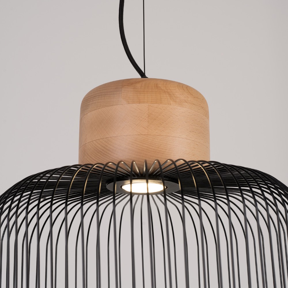 Suspension filaire design en métal noir et bois naturel - détail