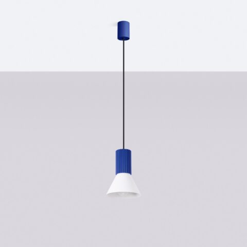 Suspension design simple esprit méditerranéen, un seul luminaire blanc et bleu suspendu par câble noir sur fond gris clair.