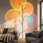 Un salon cosy baigné par la lumière du lampadaire halo sunset 7 couleurs ambiance romantique, projetant de grands halos orange, rose et bleu sur le mur.