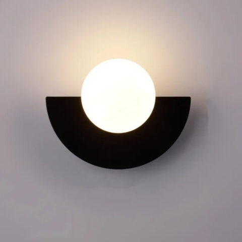 Applique murale design et élégante en métal noir et avec une ampoule globe, sur un mur gris