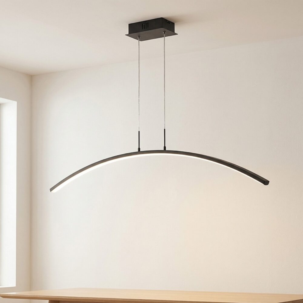Notre suspension LED arquée design moderne en métal noir suspendu au dessus d'une table en bois dans un lieu éclairé.