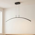 Notre suspension LED arquée design moderne en métal noir suspendu au dessus d'une table en bois dans un lieu éclairé.