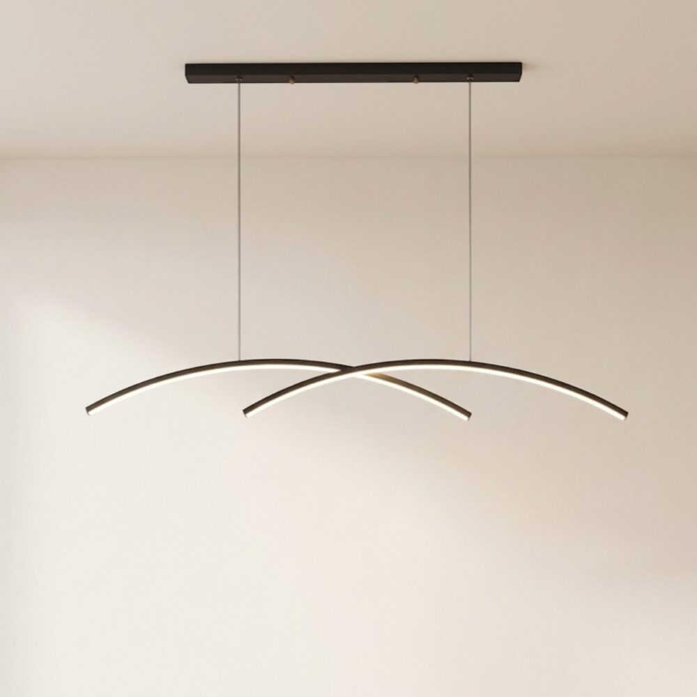 La suspension LED design croisée arquée noire en métal suspendue à deux câbles sur fond clair.